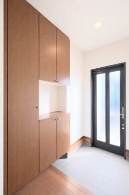 【玄関】 | ◆町田市南大谷中古住宅◆ | ◆明るい玄関です！散らかりやすい玄関もスッキリする大容量のシューズボックス付き。