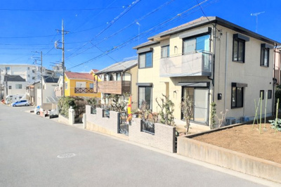 【前面道路含む現地写真】 | ◆町田市南大谷中古住宅◆ | ◆堂々たる趣ながら、主張し過ぎずどこか余裕を感じさせるシャープなフォルムで佇む邸宅は、晴天の空と照らし合わせる事で、本来あるべき完成形の姿を見せてくれます。