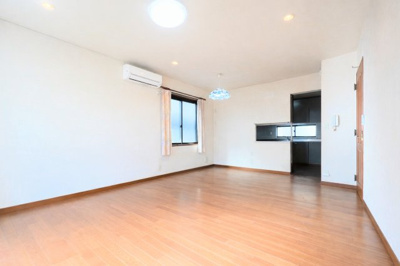 【居間・リビング】 | ◆町田市南大谷中古住宅◆ | ◆一家だんらんのスペースとなるＬＤＫ。窓から明るい光が差し込み、思わず家族の会話も弾む快適な空間。