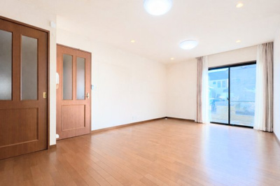 【居間・リビング】 | ◆町田市南大谷中古住宅◆ | ◆リビングは一日中太陽の光が射し込みます。家族が集まる空間は、自然と笑顔が溢れます！