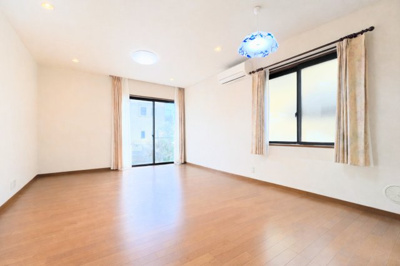 【居間・リビング】 | ◆町田市南大谷中古住宅◆ | ◆ご家族の会話がはずむ、開放的なＬＤＫです。休日はお陽さまの光をたっぷりととりこめるぽかぽかリビングで過ごしませんか？