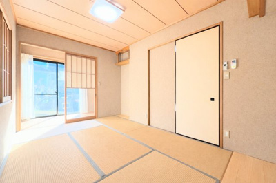 【和室】 | ◆町田市南大谷中古住宅◆ | ◆畳の香りと柔らかな光に包まれ、自然と心が落ち着く和室。忙しい日常の中で、ほっと一息つける癒しの空間です。