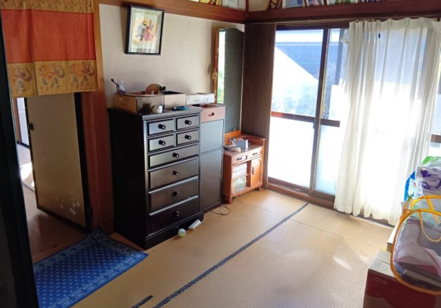 売中古戸建　富士市宮島の和室|大きな窓があるので部屋にやわらかな陽光が注ぎます。畳は柔らかいので子供を遊ばせても安全ですね。
