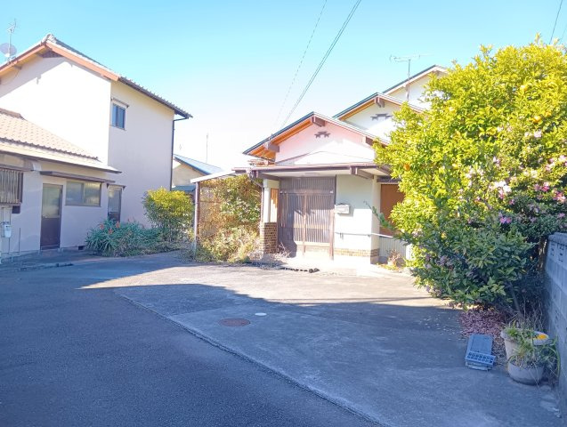 売中古戸建　富士市宮島の前面道路含む現地写真|角地なので風通し良好で解放感があります。南側が道路に接しているので陽当たり良好です。