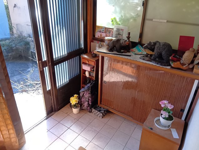 売中古戸建　富士市宮島の玄関|玄関は引き戸なので荷物の出し入れが楽です。風の入れ替えも出来て便利です。