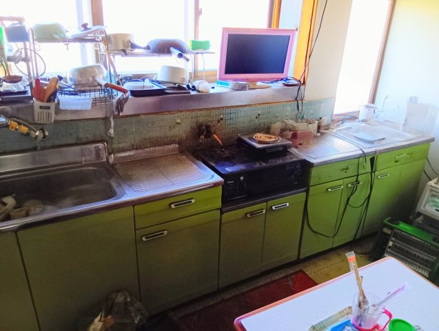 売中古戸建　富士市宮島のキッチン|キッチンには窓があり明るく開放的です。壁付けキッチンなので集中してお料理出来ますね。