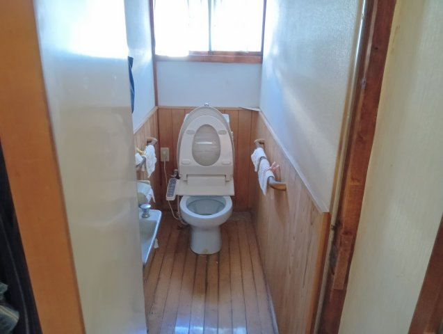 売中古戸建　富士市宮島のトイレ|トイレには窓があり明るい室内です。手洗い場も併設しているので衛生的です。