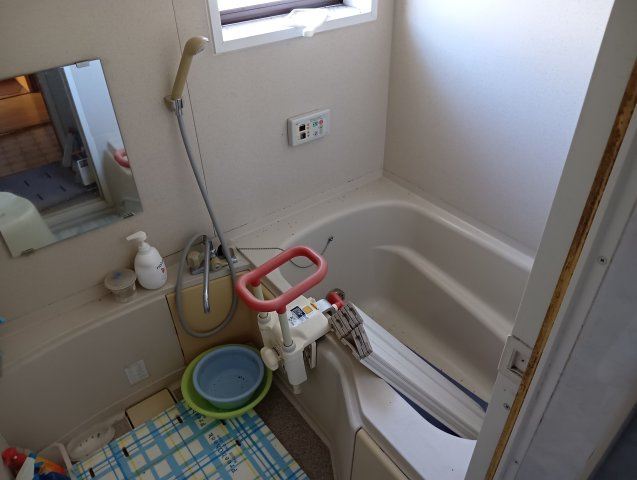 売中古戸建　富士市宮島の浴室|窓があるので明るい室内です。備え付けの台があるのでシャンプーを置いたり出来て便利です。