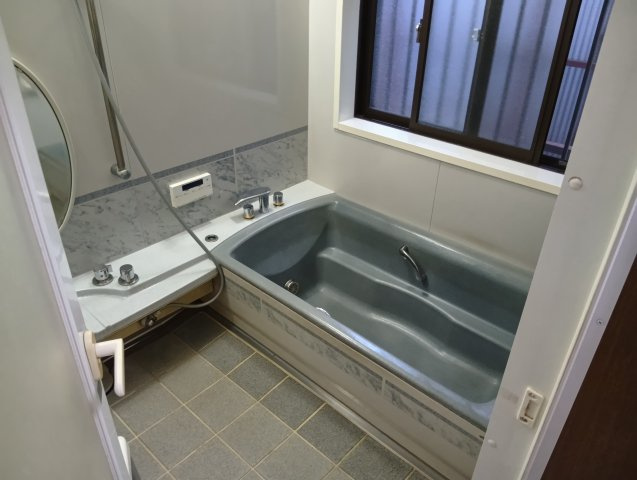 売中古戸建　富士市伝法の浴室|窓があるので明るい室内です。備え付けの台があるのでシャンプーを置いたり出来て便利です。