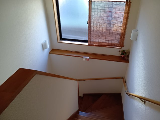 売中古戸建　富士市伝法の内装|安全に配慮したかね折れ階段です。階段には手摺があり安心です。上部に窓があるので明るくなっています。
