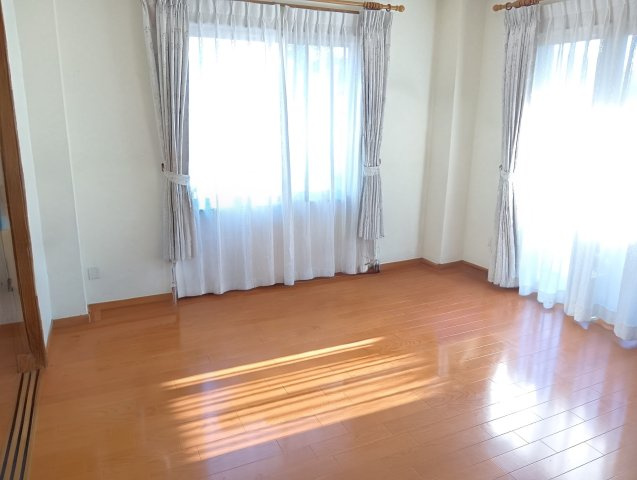 売中古戸建　富士市伝法の洋室|二面採光なので日差しがたっぷり入ります。また風通しが良く解放感もあります。