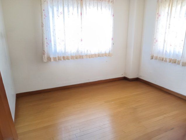 売中古戸建　富士市伝法の洋室|大きな窓があるので部屋にやわらかな陽光が注ぎます。寝室や仕事部屋など使い勝手の良い広さの洋室です。