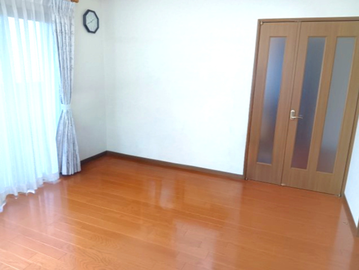 売中古戸建　富士市伝法の洋室|明るいフローリングとシンプルな壁紙が心地よい空間を演出してくれます。