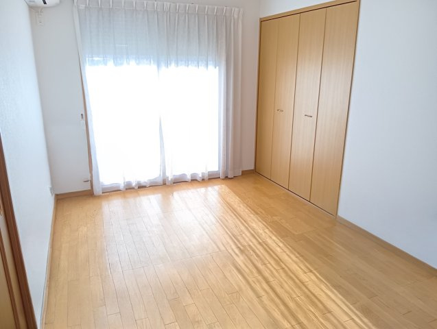 売中古戸建　富士市伝法の洋室|大きい窓があるので明るい空間でのびのびと生活できます。寝室として使うのもいいですね。
