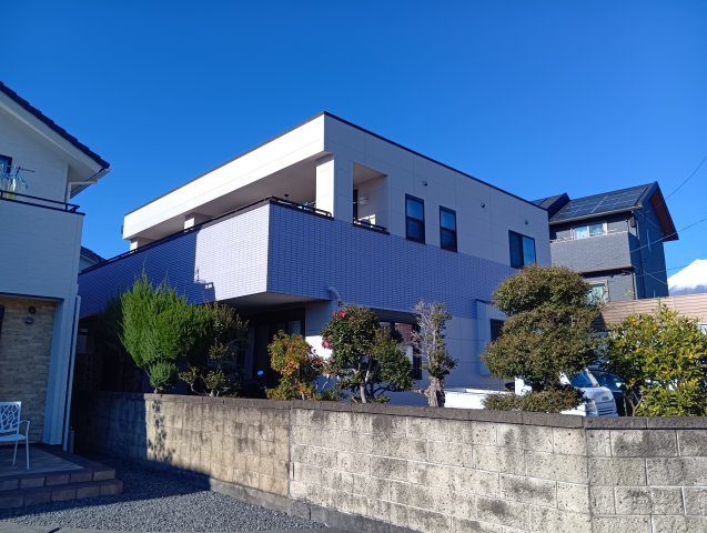 売中古戸建　富士市伝法の外観|お車は並列5台駐車可能です。広々としているので楽々駐車出来ます。