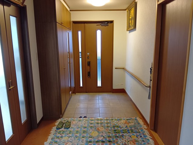 売中古戸建　富士市伝法の玄関|備え付けのシューズボックスがあるので収納がたっぷりあります。靴をしまって玄関をすっきりと使えます。