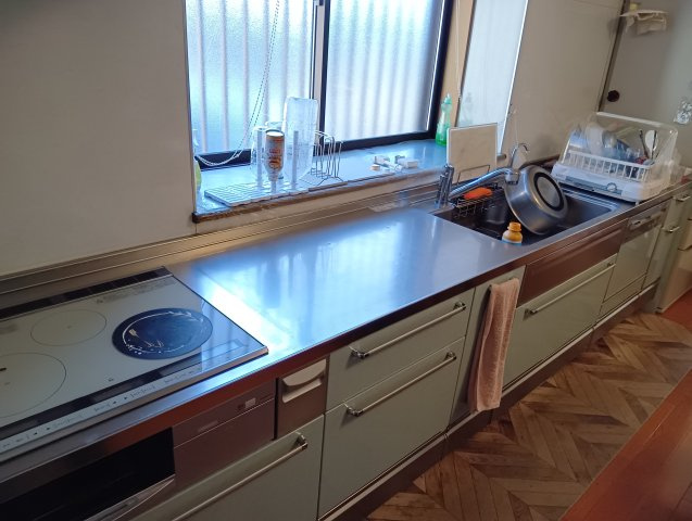 売中古戸建　富士市伝法のキッチン|キッチンには窓があり明るく開放的です。壁付けキッチンなので集中してお料理出来ますね。