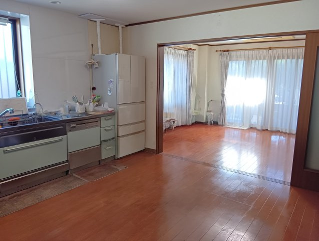 売中古戸建　富士市伝法の居間・リビング|大きい窓から入るたっぷりの日差しが嬉しいですね。リビングダイニングが一続きで家族の会話も弾みますね。