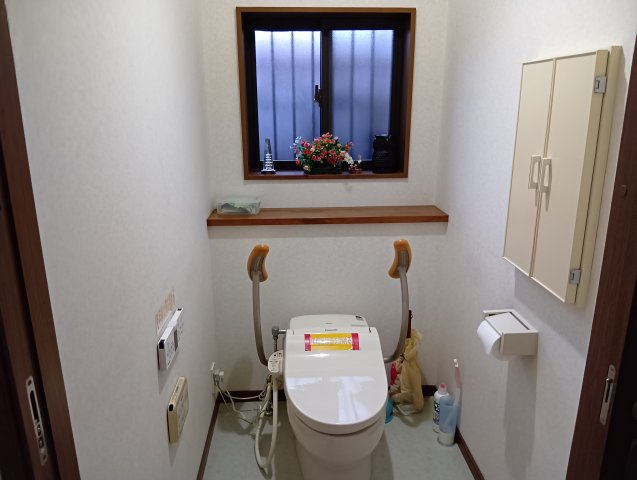 売中古戸建　富士市伝法のトイレ|トイレには窓があり明るい室内です。収納スペースがありストックをしまっておけて便利です。