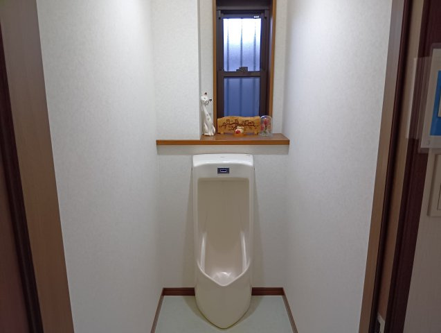 売中古戸建　富士市伝法のトイレ|男性用トイレがあります。忙しい朝や、ファミリー世帯は助かりますね。