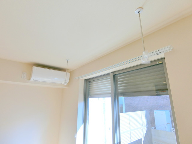 ＴＳメゾンの居間・リビング|★雨でも洗濯物が干せる室内物干フック付きです♪