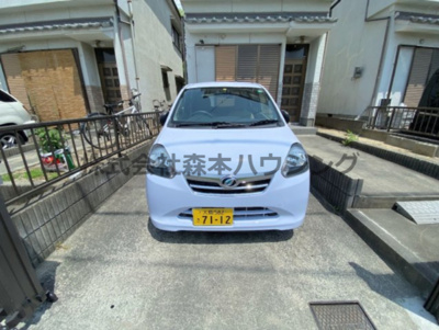 【駐車場】 | 　茄子作1丁目借家　 | 駐車場完備です
※ダイハツミライースを停めたイメージです