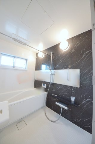 ヴェルディ三原駅東の浴室|人気の換気乾燥暖房機付き。１坪以上ある大きなバスルームなので足を伸ばしてゆっくり湯船につかることができます