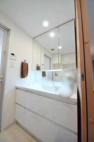 ヴェルディ三原駅東の独立洗面台|清潔感あふれるシャワー付洗面台と洗面室。
収納スペースも充実しています。