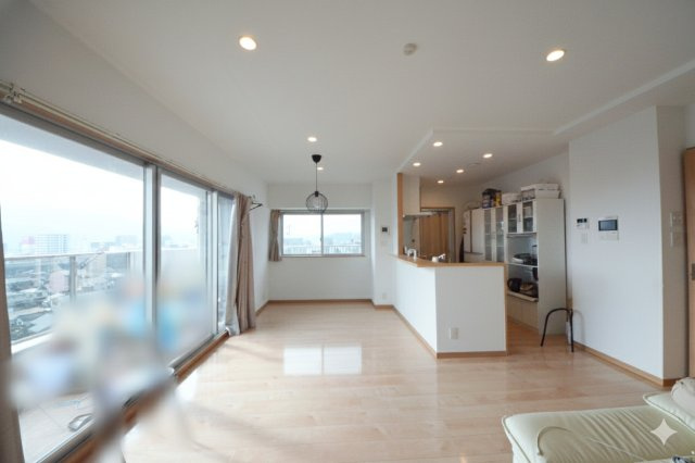 ヴェルディ三原駅東の居間・リビング|南向きの広く明るいリビング空間。オープンタイプの対面式キッチンでリビングが隅まで見渡せます。キッチンにいながら小さなお子様にも目が届き安心です。