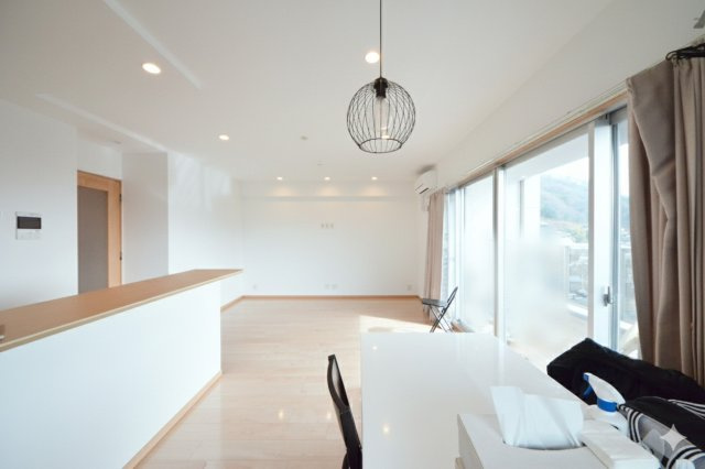 ヴェルディ三原駅東の居間・リビング|南向きの広く明るいリビング空間。オープンタイプの対面式キッチンでリビングが隅まで見渡せます。キッチンにいながら小さなお子様にも目が届き安心です。