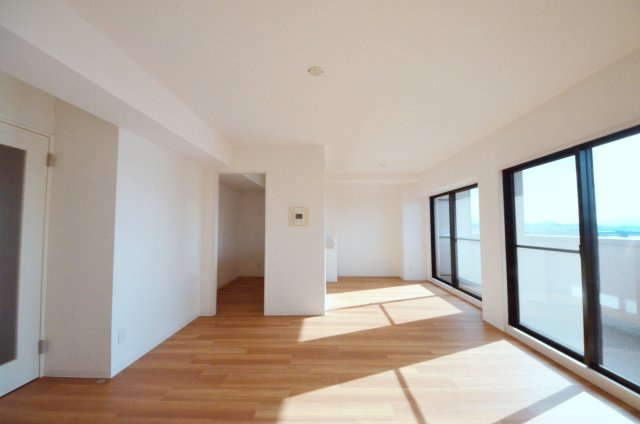 サンシティ庚午の居間・リビング|南西向きの広く明るいリビング空間。オープンタイプの対面式キッチンでリビングが隅まで見渡せます。キッチンにいながら小さなお子様にも目が届き安心です。