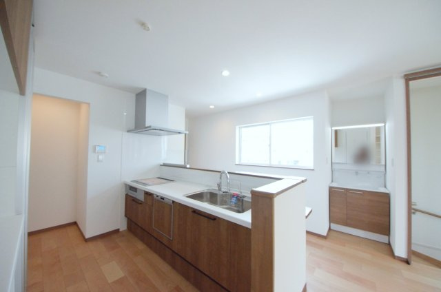 東原三丁目のキッチン|東南向きの広く明るいリビング空間。オープンタイプの対面式キッチンでリビングが隅まで見渡せます。キッチンにいながら小さなお子様にも目が届き安心です。