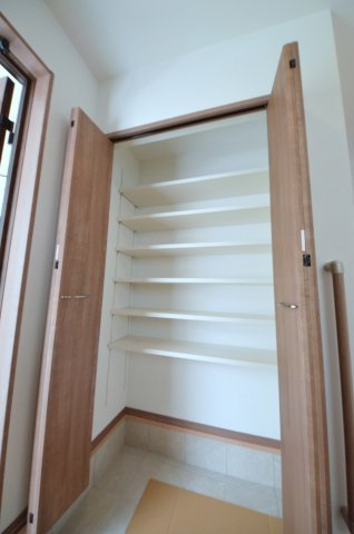 東原三丁目の収納|玄関に大容量の土間収納があります