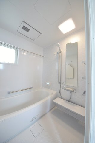 東原三丁目の浴室|人気の換気乾燥暖房機付き。１坪タイプの大きなバスルームなので足を伸ばしてゆっくり湯船につかることができます