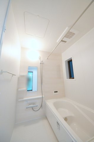 宇品御幸一丁目の浴室|人気の換気乾燥暖房機付き。１坪タイプの大きなバスルームなので足を伸ばしてゆっくり湯船につかることができます