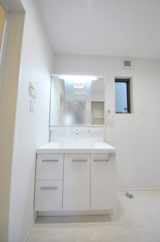 宇品御幸一丁目の洗面所|広々とした洗面所。
収納スペースもしっかりあります。