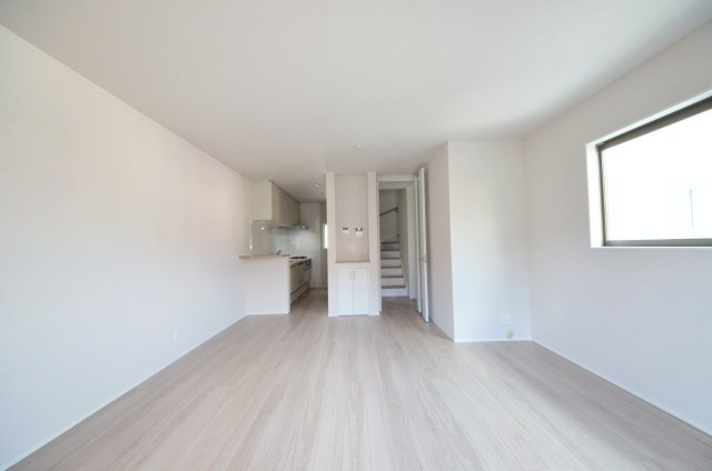 宇品御幸一丁目のキッチン|広く明るいリビング空間。オープンタイプの対面式キッチンでリビングが隅まで見渡せます。キッチンにいながら小さなお子様にも目が届き安心です。