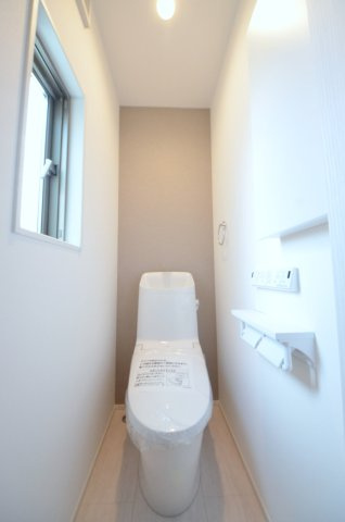 宇品御幸一丁目のトイレ|窓のある明るいトイレ。勿論ウォシュレット付です。収納スペースもあります。