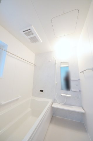 五日市中央六丁目の浴室|人気の換気乾燥暖房機付き。１坪タイプの大きなバスルームなので足を伸ばしてゆっくり湯船につかることができます