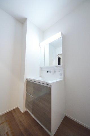 五日市中央六丁目の独立洗面台|清潔感あふれるシャワー付洗面台と洗面室。余裕のスペース。窓もあり明るく通気も良いです