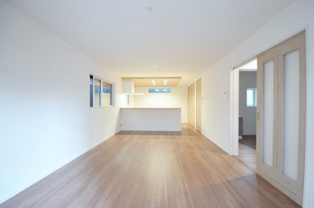 五日市中央六丁目の居間・リビング|南西向きの広く明るいリビング空間。オープンタイプの対面式キッチンでリビングが隅まで見渡せます。キッチンにいながら小さなお子様にも目が届き安心です。