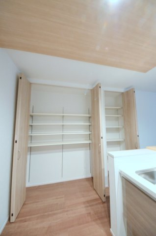 五日市中央六丁目の居間・リビング|南西向きの広く明るいリビング空間。オープンタイプの対面式キッチンでリビングが隅まで見渡せます。キッチンにいながら小さなお子様にも目が届き安心です。