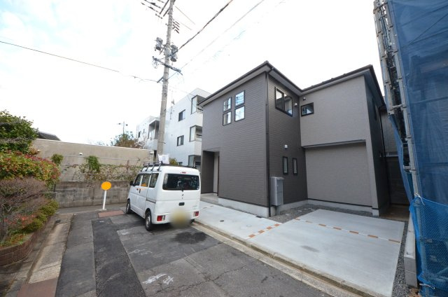 五日市中央六丁目の前面道路含む現地写真|前面道路は交通量が少なく駐車楽々です