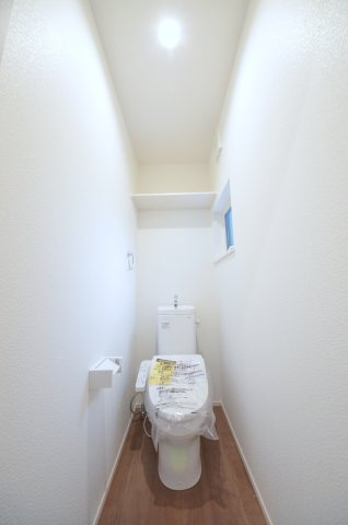 五日市中央六丁目のトイレ|窓のある明るいトイレ
勿論ウォシュレット付きです