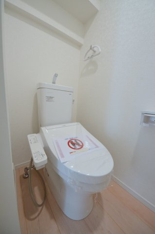 川内二丁目のトイレ|窓のある明るいトイレ
勿論ウォシュレット付きです