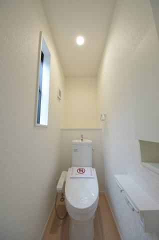 川内二丁目のトイレ|窓のある明るいトイレ
勿論ウォシュレット付きです