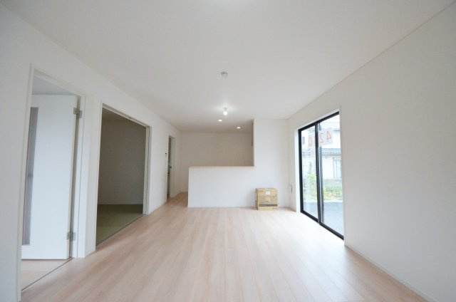 川内二丁目の居間・リビング|南西向きの広く明るいリビング空間。オープンタイプの対面式キッチンでリビングが隅まで見渡せます。キッチンにいながら小さなお子様にも目が届き安心です。