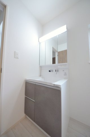 住吉二丁目の独立洗面台|清潔感あふれるシャワー付洗面台と洗面室。余裕のスペース。窓もあり明るく通気も良いです