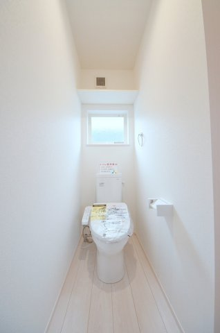 住吉二丁目のトイレ|窓のある明るいトイレ
勿論ウォシュレット付きです