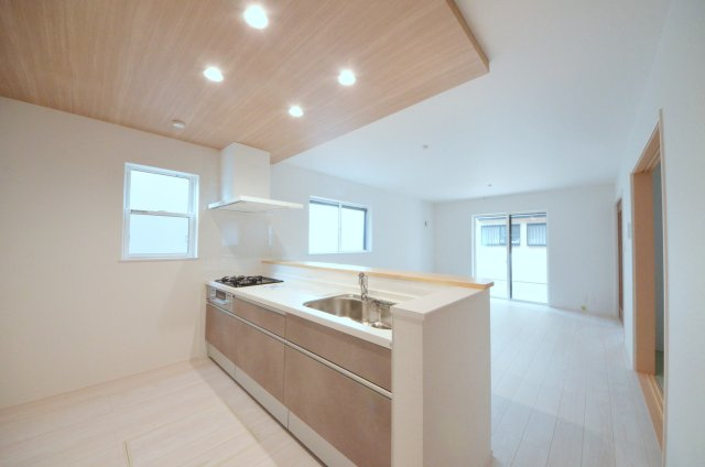 住吉二丁目のキッチン|広く明るいリビング空間。オープンタイプの対面式キッチンでリビングが隅まで見渡せます。キッチンにいながら小さなお子様にも目が届き安心です。